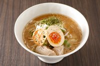 ラー博史上最大のプロジェクト「あの銘店をもう一度」第20弾　マグロのアラを白濁させた、唯一無二の「ツナコツ」ラーメン　アメリカ・NY「YUJI RAMEN」