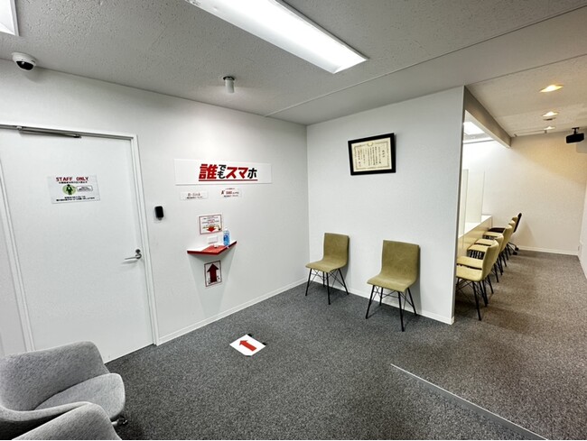 誰でもスマホ池袋店で3面来店受付が開始！一か月で最大500名以上の来店案内が可能に！