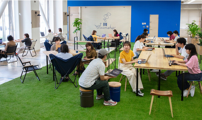 前原商店街の活性化を目指し、銀行跡地を「コーヒースタンド」として再生。糸島市ふるさと納税の魅力を発信しながら、若者がイキイキと働く場をつくります。