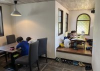 ネパール料理店が開店前の店内を小学生の勉強場所に無料開放　夏休みに子どもにもワーケーションを！「カレー寺子屋」開催