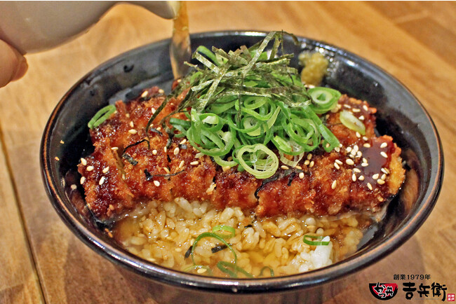 【かつ丼吉兵衛】期間限定「ひやだしかつ丼」！8月の味変だしは幸せの刺激!?「麻辣だし」