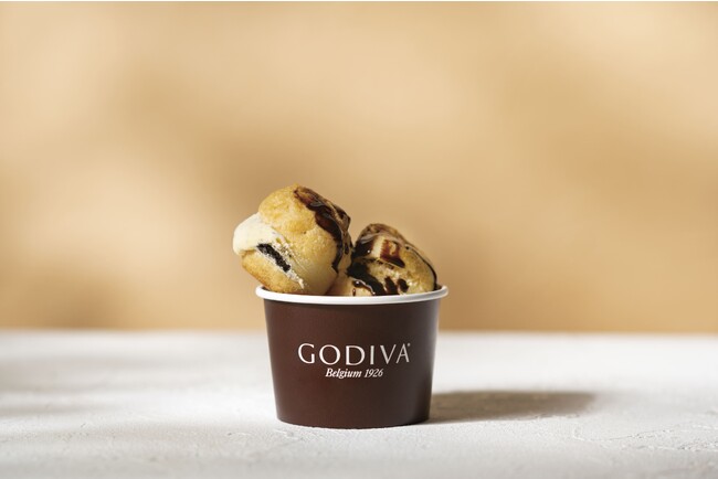 シューアイスにゴディバのチョコレートソースをかけて楽しむ、夏の新メニュー　ゴディバカフェ「プロフィットロール」新発売