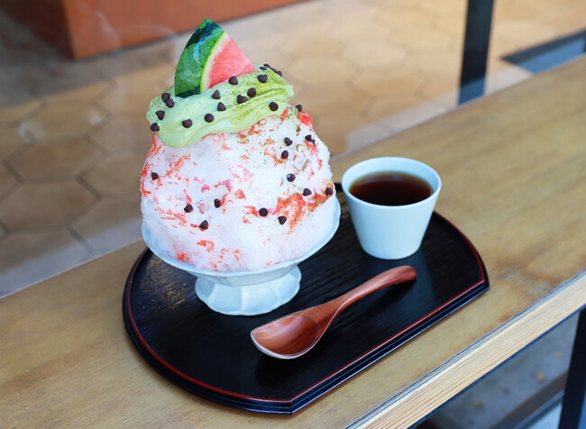 日本茶カフェ「八屋」オリジナルかき氷　第３弾は２種類の旬な果物を贅沢に使用した「夏果実と煎茶クリームのかき氷」～ “夏果実”と“煎茶クリーム”の相性抜群！味覚と視覚から夏を感じられる爽やかなかき氷～