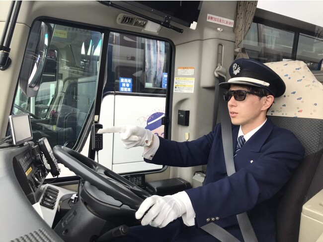 2023年8月1日より、両備バス・中国バス・井笠バス・東備バスの乗務担当社員が偏光サングラスをかけて乗務を開始（希望者のみ）