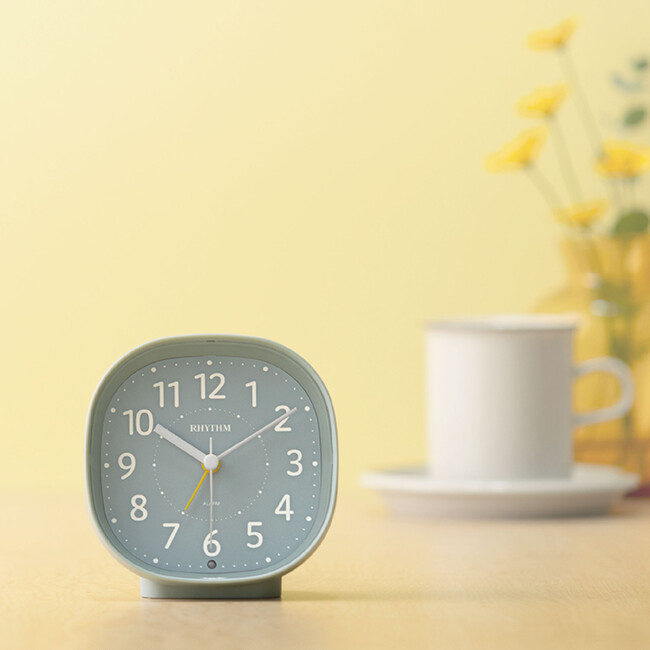 くらしになじみ、時刻をお知らせ「クオーツめざまし時計」発売