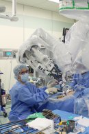 ロボットアームと助手 ロボットアームと助手