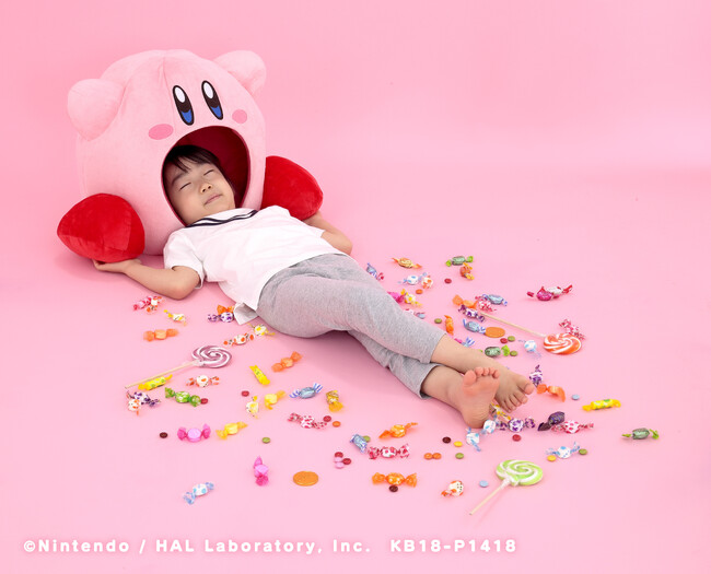 ＼もしもカービィにすいこまれることができたら…？そんな願いをかなえるぬいぐるみが再登場！／全高約38cmのカービィにすいこまれる！『すいこみっ！カービィ』