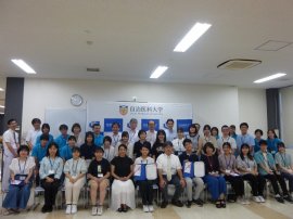 特別審査員(本田 麻由美先生(読売新聞東京本社)、町 亞聖先生(フリーアナウンサー))、教員、在学生、入賞者の皆さん(撮影時のみマスクを外しております。) 特別審査員(本田 麻由美先生(読売新聞東京本社)、町 亞聖先生(フリーアナウンサー))、教員、在学生、入賞者の皆さん(撮影時のみマスクを外しております。)