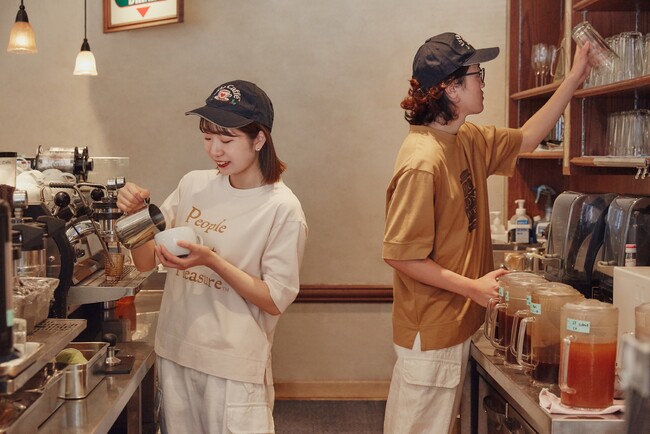 株式会社TSIホールディングスが運営する「human woman（ヒューマン ウーマン）」と「Urth Caffe（アースカフェ）」の異業種コラボアイテム販売スタート
