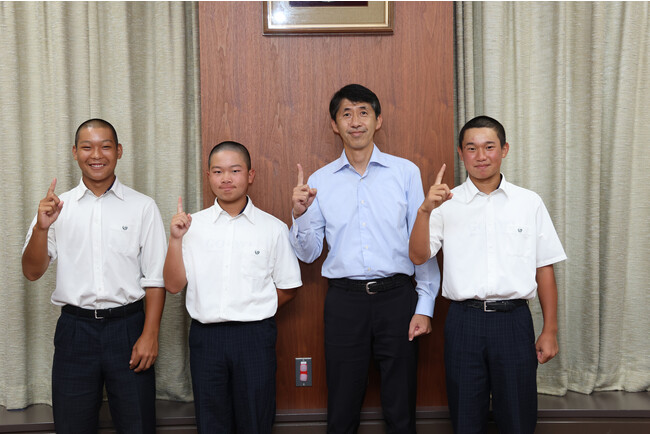 高槻市立五領中学校野球部が近畿大会出場を八十副市長に報告