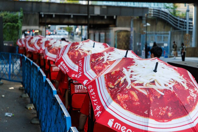 真夏の渋谷を“辛うまラーメン”が練り歩く！“蒙古タンメン中本傘”を差した中本軍団が、ゲリラプロモーションを敢行！