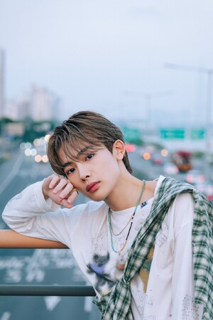【トリリンガル・ソロアーティスト】 NOA 初の写真集 『Youth』9/22発売決定！ 本日8/7から予約開始