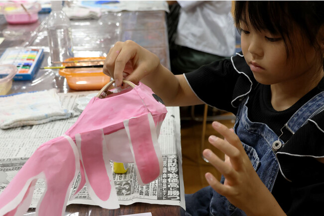 子どもらが手作り体験　夏を彩る金魚ちょうちん