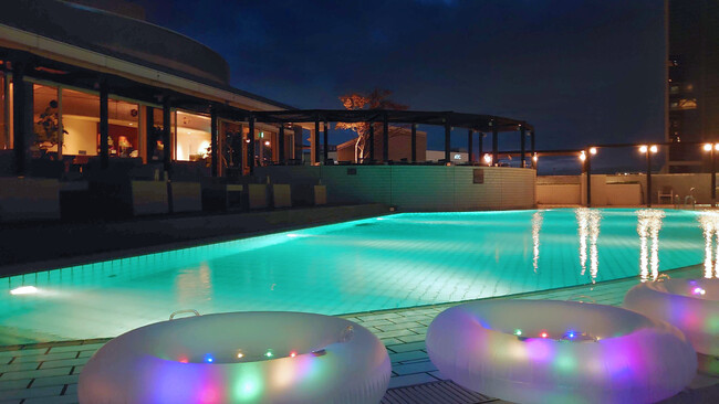 期間限定で地上約25メートルに位置する屋上ガーデンプールを24時間営業 - 昼間の日射しを避け涼しい夜から楽しめる「ナイトアクティビティ」を拡充