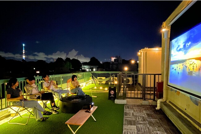 夏の夜風を感じながらピクニック気分で映画鑑賞！交流型ライフスタイルホテル「HOTEL GRAPHY 根津」が、「Rooftop Movie Night」を8月19日（土）に開催