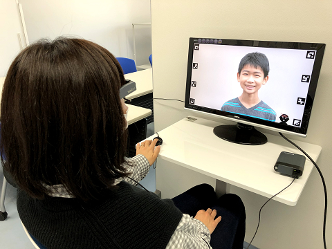 社交不安症の患者のために、認知行動療法の考え方をもとに新しく開発した視線トレーニング装置の不安軽減効果を実証