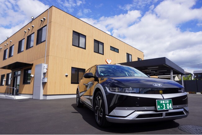 MKタクシー山科営業所がリニューアル。カフェ風の快適な休憩室と太陽光発電パネル設置で働く環境を整え脱炭素に貢献も。