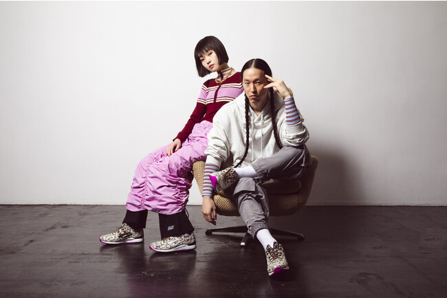 ASICSが誇る名作「GEL-LYTE III」にANNA SUIのアーカイブグラフィックが大胆に落とし込まれたatmos pinkとのトリプルコラボが8月25日(金)に登場!!