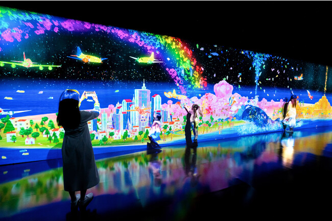 香川県善通寺市にて「チームラボ お絵かきフライトとつながる！積み木のまち」を開催中。前期・後期で作品の展示替えを行い、前期は、8月13日(日)まで。後期は、8月14日(月)から8月27日(日)まで。