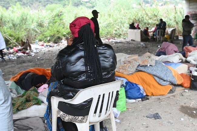 フランス当局による移民・難民の押し返しと虐待──非人道的な扱いや拘束が明らかに