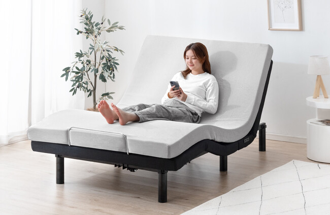 スマホで動く「電動スマートベッド」を発売開始～角度調節やアラーム機能で快適なベッドライフをサポート～