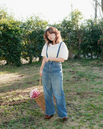 ジーンズブランドSOMETHINGがアウトドアクリエイターYURIEさんとのコラボレーションラインを発表。テーマは「旅するデニム、NANA JEAN」。