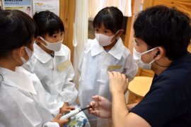 目を輝かせて説明を聞くお子さん達(過去の様子) 目を輝かせて説明を聞くお子さん達(過去の様子)