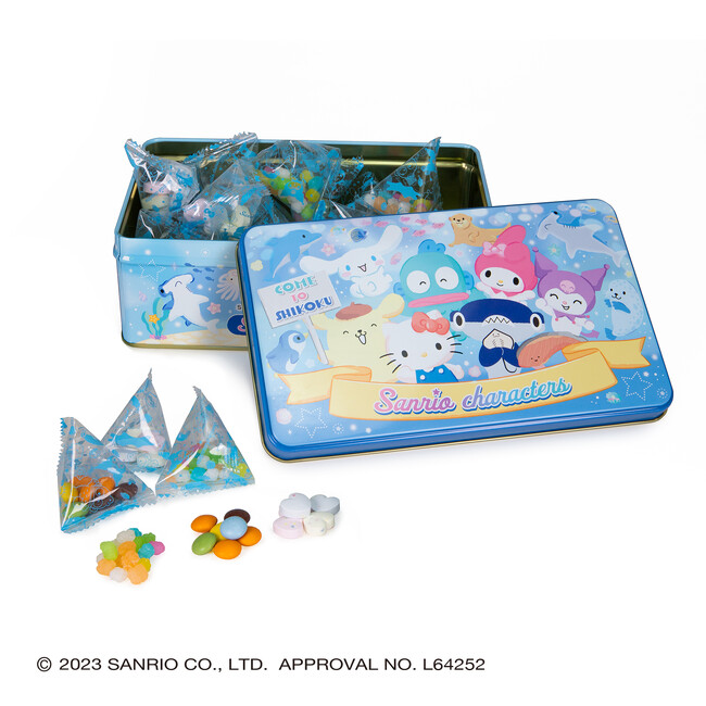 四国水族館の宣伝隊長「しゅこくん」と サンリオの人気キャラクターが初コラボ！ サンリオのキャラクター達が四国水族館に遊びにきたような 限定デザインのお菓子が8月11日（金・祝）より新発売！