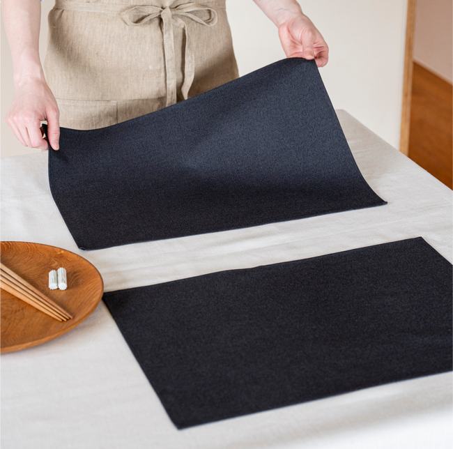 福岡の名産品 小倉織の生地を使用した上品なランチョンマットが新登場 【茅乃舎ノ道具】布折敷(ぬのおしき) 霜降小倉(しもふりこくら) 紺・灰 2023年8月16日(水)より新発売