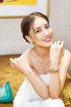「ブルガリ 表参道 コンセプトストア」オープンにアーティスト・モデル・俳優の藤井夏恋さんが来場