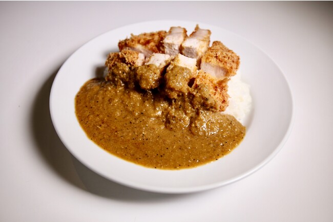 大阪行列No.1ラーメン店「人類みな麺類」を運営するUNCHI株式会社グループ「人類みなトンカツ」が数量限定で「カツカレー(辛口) ～発酵スパイスカレー～」を提供！トンカツ屋の作る最強カツカレー！