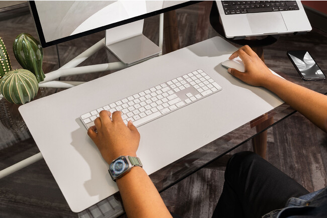 Twelve South DeskPad | サステナブルレザー製、耐水加工、マウス操作に最適化された表面加工、外付けディスプレイなどの設置も考慮した大型マウスパッド