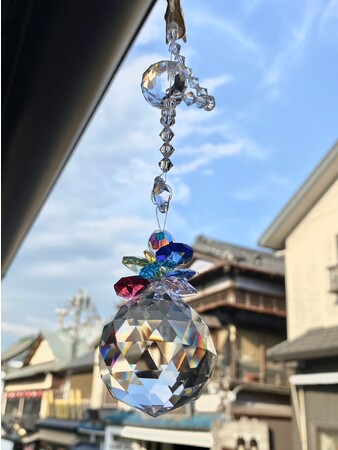 虹色に輝く「龍神さまのサンキャッチャー」9月18日(月)までの期間限定で「龍神さまの開運堂」で販売