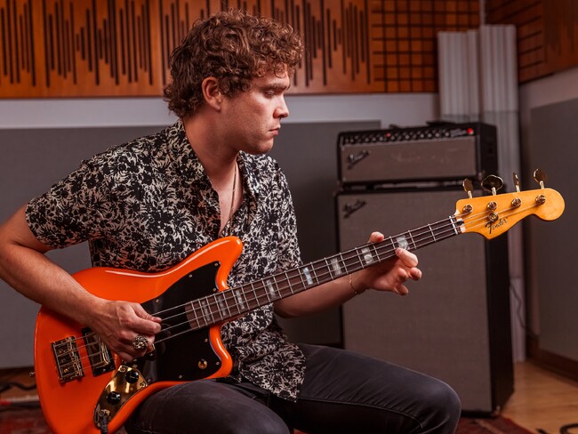 ROYAL BLOODのフロントマン兼ベーシストマイク・カー初となるフェンダーのシグネイチャーベース『Limited Edition Mike Kerr Jaguar(R) Bass』を発表