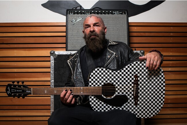 【フェンダー】グラミー賞受賞経歴を持つパンクバンドRancidの創始者ティム・アームストロングのシグネイチャーアコースティックギターの新モデルを発表