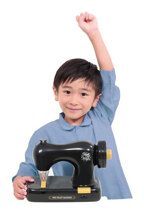 ミシンメーカーが開発した男の子も楽しめる子供用ミシン『毛糸ミシンふわもこHugクラフトマシーン』10月上旬に新発売