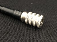 小峰無線電機が従来品からより軽量・着脱しやすい新たなSMA型スライドロックコネクタ「QLSMA」を開発