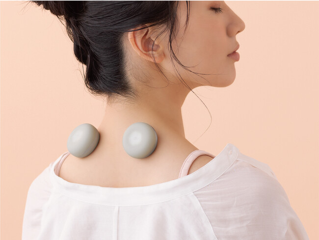 火を使わないデジタルお灸に新色シルバーが登場「フェムオンテック 温灸（シルバー）」新発売