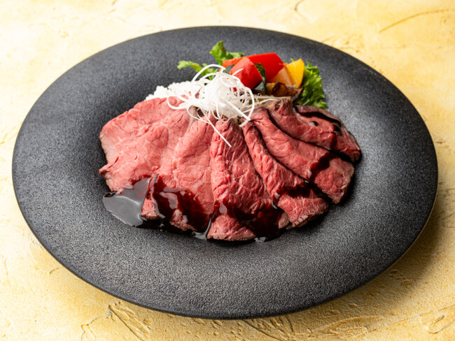 藻岩山の麓のイタリアンレストランが作る「ローストビーフ丼」や「ラザニア」を8/23(水)~28(月)まで北海道札幌市の大丸札幌店で開催される「poroco×O.tone 推しグルメフェス」にて販売
