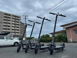 完全オフグリッド自家発電装置「まど発電所」と連携して使用する電動キックボード 完全オフグリッド自家発電装置「まど発電所」と連携して使用する電動キックボード