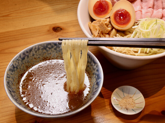 大阪行列No.1ラーメン店「人類みな麺類」を運営するUNCHI株式会社グループの「くそオヤジ最後のひとふり 高槻店」が平日限定で「くそオヤジjr.」としてつけ麺を提供！