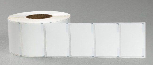 直径の小さい円筒容器にしっかり貼りつけられる専用ラベル「曲面対応ラベル」を新発売