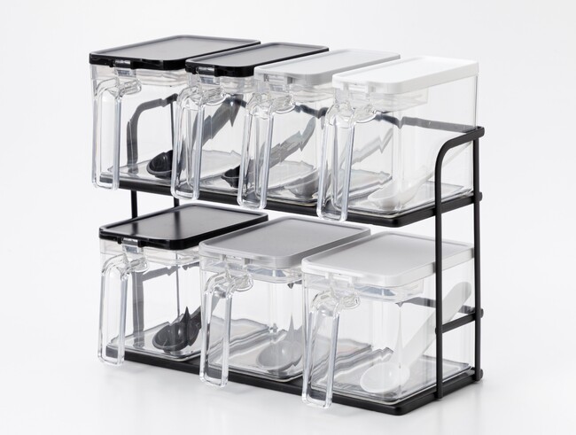 【ニトリ】累計218万個販売した「片手で計量できる調味料ポット」のサイズがリニューアル！S・Mサイズの奥行が揃い、ラックに収まりやすくなりました。