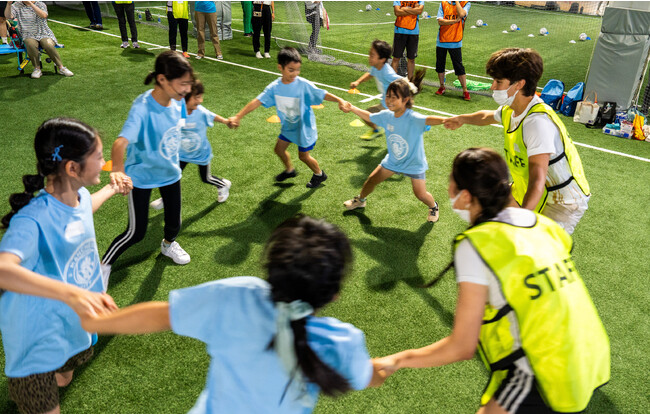 マンチェスター・シティFCの選手・コーチが、病気とたたかう子どもたちとサッカーで交流しました