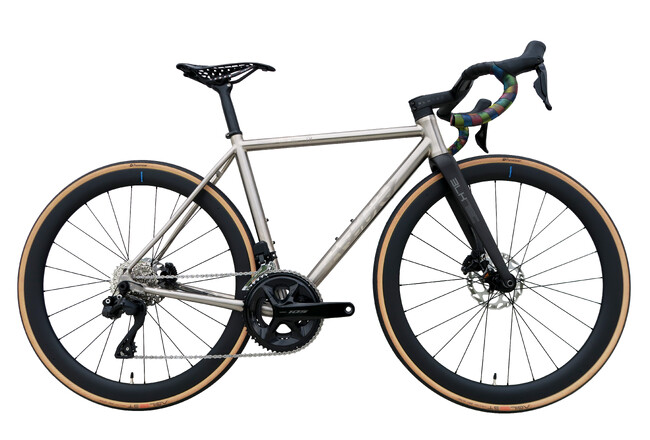 高い操縦性、快適な乗り味を実現した完全フル内装のチタンエアロロードフレーム「AVEDIO PEGASUS ADR」発売
