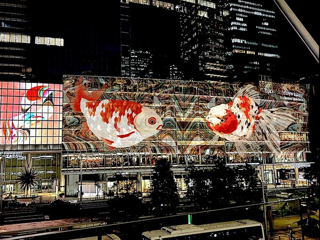 八重洲の夜空をデジタルアートの金魚が彩る「デジタル掛け軸 八重洲夏金魚」をプロデュース