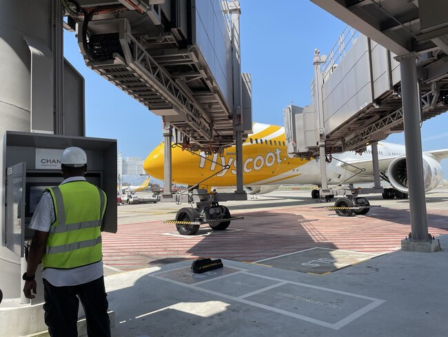 世界初 チャンギ空港で航空旅客搭乗橋の遠隔操作による自律型完全自動運転（航空機機種選択レス）の実用化に成功