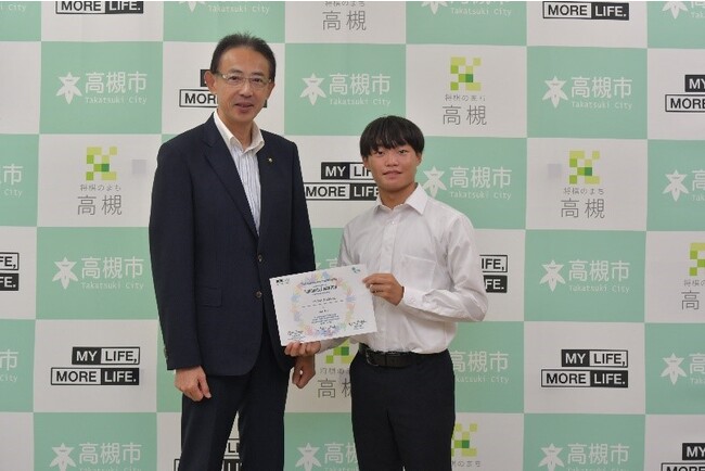 高校２年の山岸侑生さんが模擬国連国際大会出場を高槻市長に報告