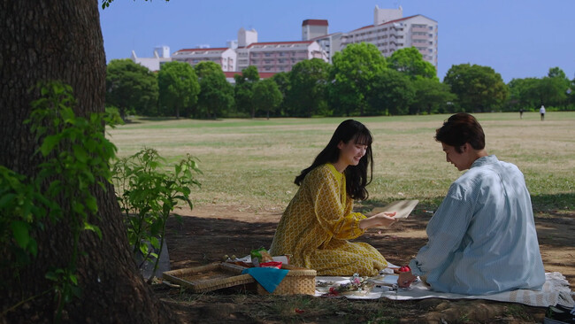 菊池日菜子＆青山凌大がピクニックデート！ペアジュエリーブランド「THE KISS」の新CMに出演決定！