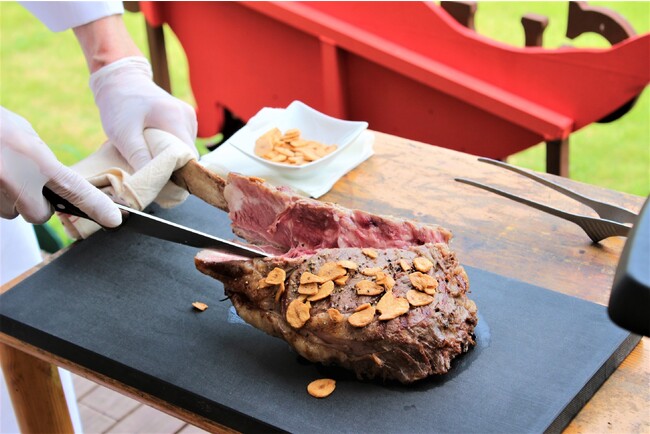 スキージャム勝山のグランピングBBQホテルシェフが仕上げる「約1kgの骨付き熟成リブ肉」